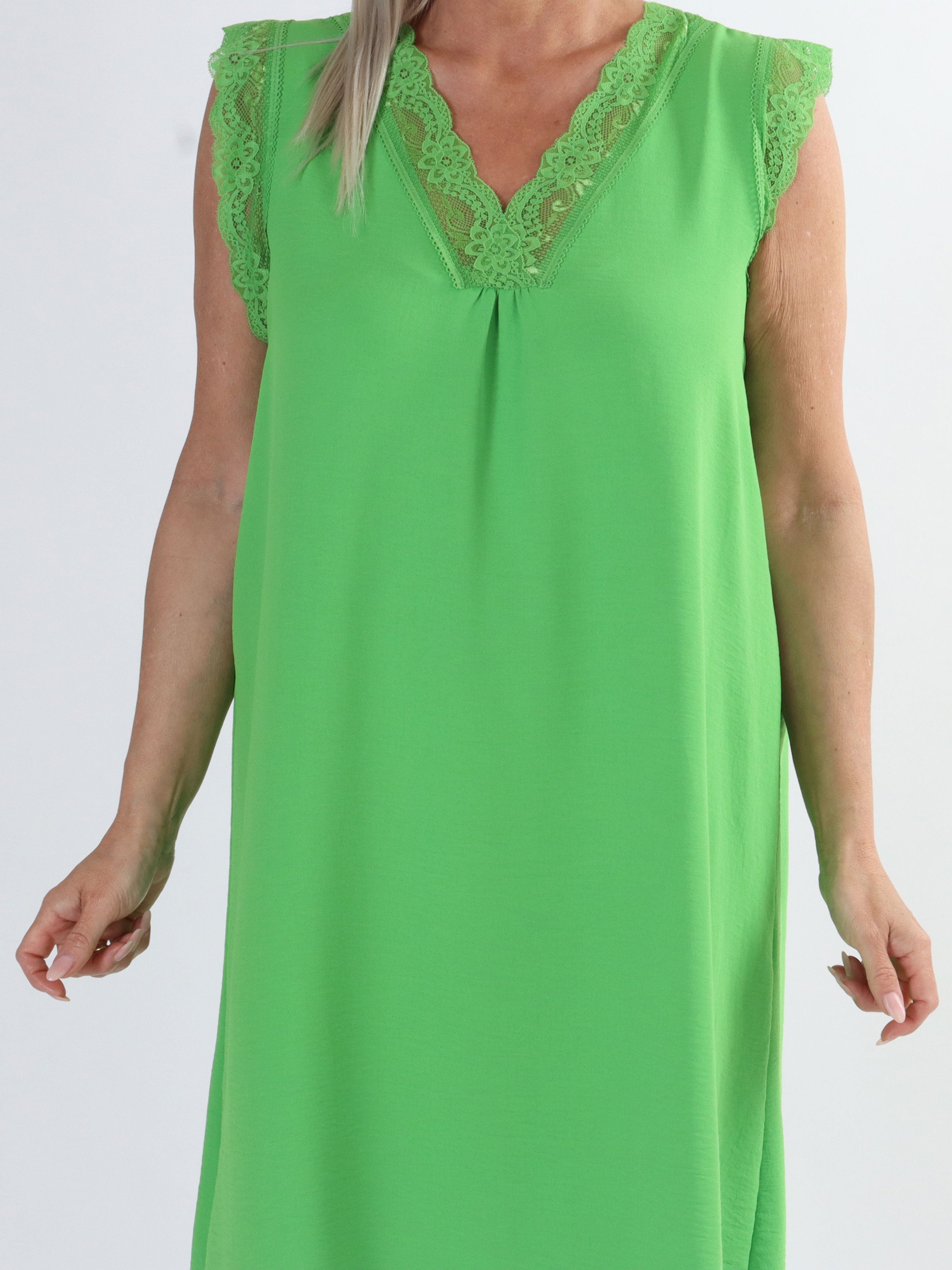 Elly - Söt sommarklänning i plus size med söt spets - Army